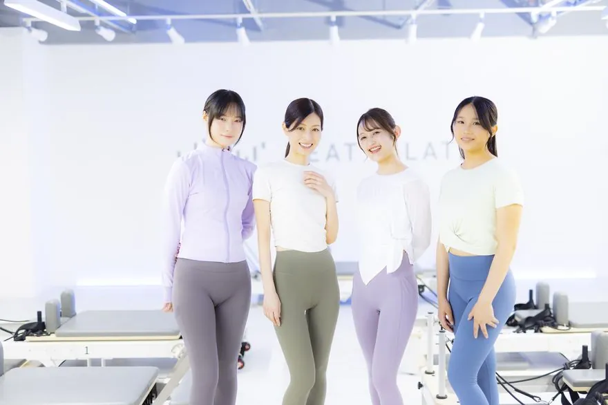 スタジオに立つBEAT PILATESのインストラクターたち